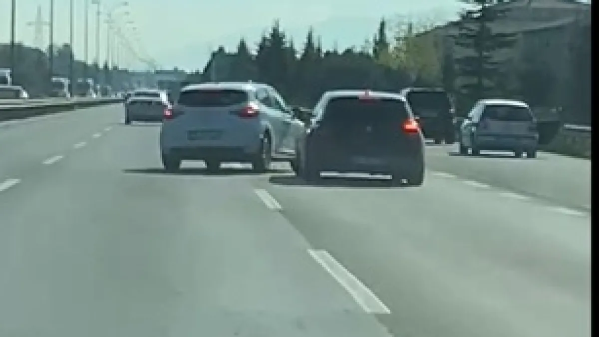 İçerisinde bebek olan aracı sıkıştırıp makas attı