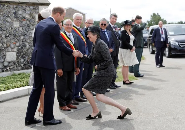 İngiltere Başbakanı Theresa May, kraliyet ailesinin önünde diz çöktü