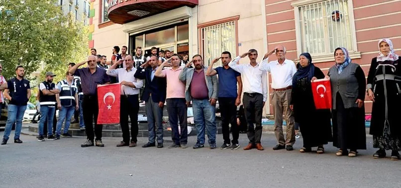 HDP önünde oturma eylemi yapan aileler Türk bayrağı açtı! Asker selamı verdiler