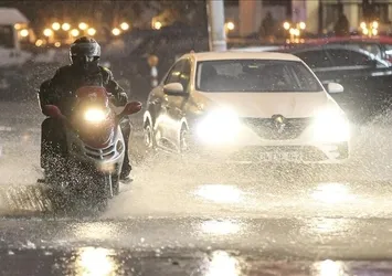 Yollar göle döndü! Ankara’da sağanak sürecek mi? Valilikten flaş uyarı