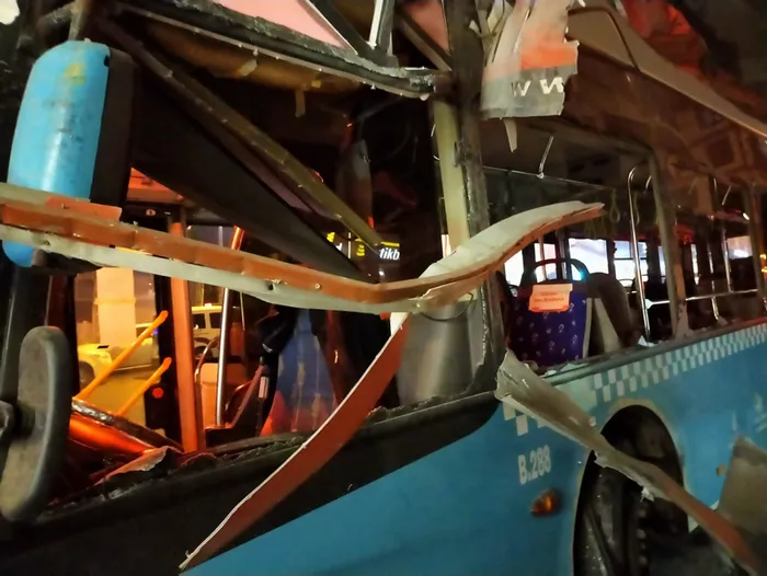 Eyüpsultan'da İETT otobüsü önce iş yerine sonra otomobile çarptı! Kaza anı kamerada - 4