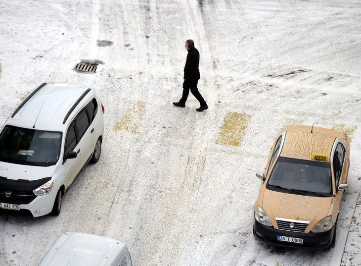 Yoğun kar yağışı Ardahan’ı esir aldı! Sürücüler zor anlar yaşadı...