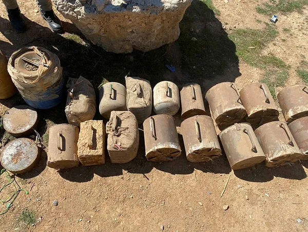tel-abyadda-pkkypgye-ait-693-kilo-patlayici-ele-gecirildi-1617134711867.jpg Tel Abyad'da PKK'ya darbe: 693 kilo patlayıcı ele geçirildi - 2