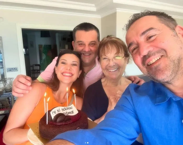 ata-demirer-yeni-askiyla-ilk-kez-goruntulendi-1751954522060.jpg Kaynak: Instagram