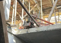 İnşaatta can pazarı! İskele çöktü, işçiler yere çakıldı