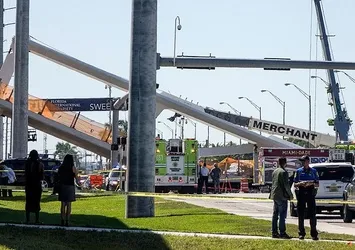 ABD'de üst geçit çöktü, ölü ve yaralılar var