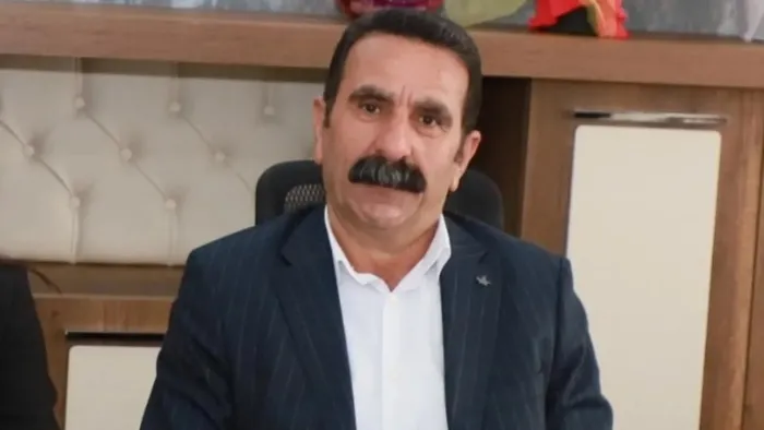 pkk-dokumanlarindan-adi-cikti-demli-hakkari-belediye-baskani-mehmet-siddik-akis-hakim-karsisina-cikacak-1717505866658.jpeg PKK dokümanlarından adı çıktı! DEM'li Hakkari Belediye Başkanı Mehmet Sıddık Akış hakim karşısına çıkacak - 2