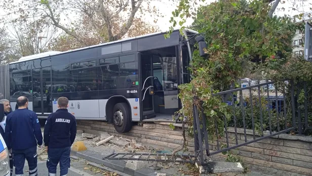 kadikoyde-ne-oldu-kadikoy-metrobus-kazasi-nasil-oldu-duvara-mi-carpti-sogutlucesme-duragi-metrobus-kazasi-son-1668683295091.jpg Söğütlüçeşme durağı metrobüs kazası son durum! Kadıköy'de ne oldu? Kadıköy metrobüs kazası nasıl oldu, duvara mı çarptı? - 2