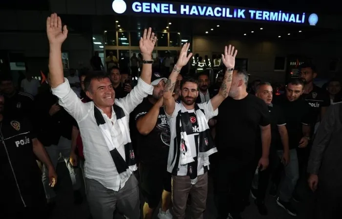 besiktasta-rafa-silva-sesleri-kartal-yaz-bombasini-patlatti-yildiz-oyuncu-istanbula-geldi-1719349218245.jpg Beşiktaş'ta Rafa Silva sesleri! Yıldız oyuncu İstanbul'a geldi - 4