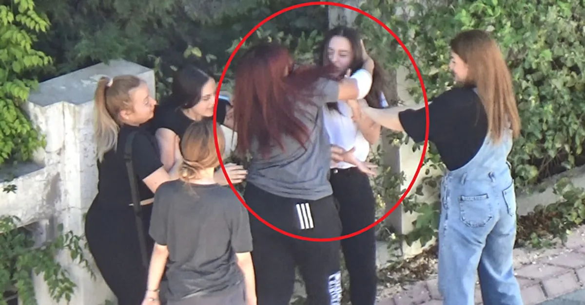 Elazığ'da kızlar saç baş birbirine girdi! Erkekler izledi