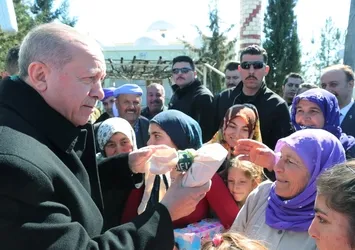 Başkan Erdoğan kadınlarla sohbet edip hediye verdi