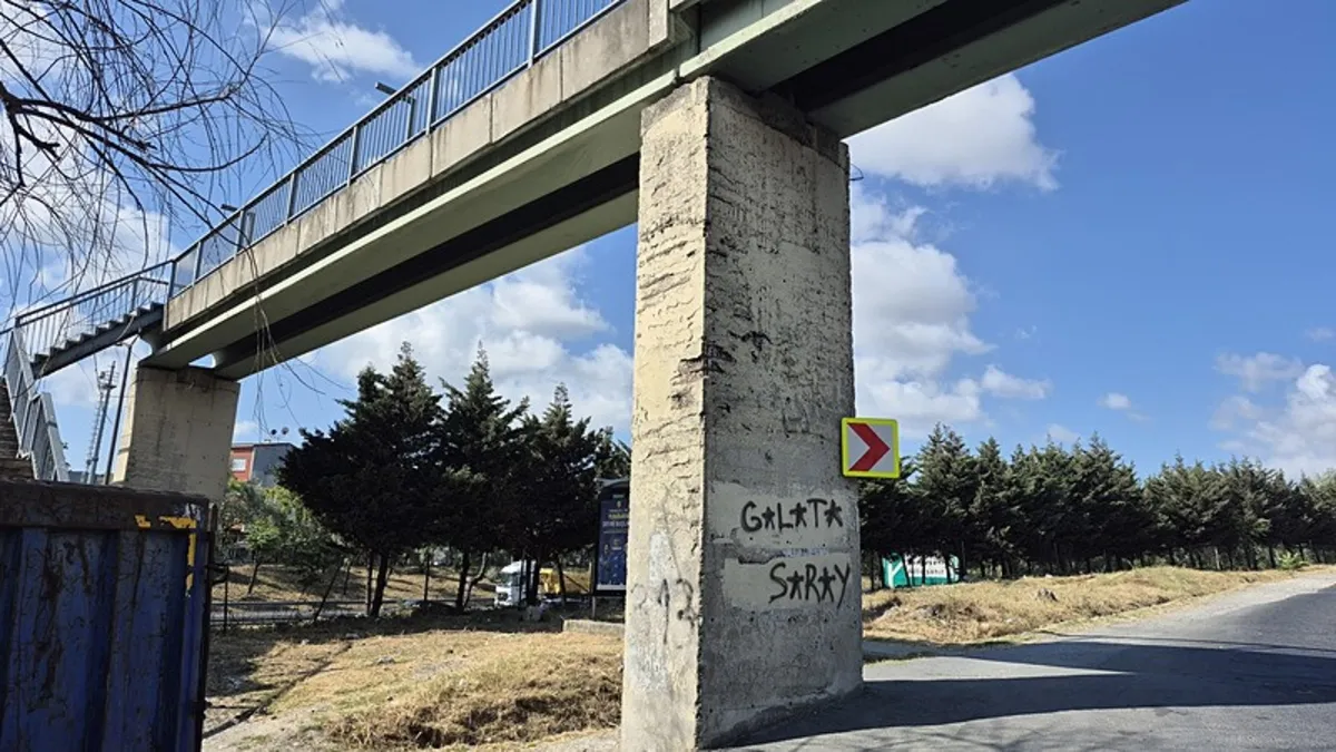 Avcılar'da 33 yıllık köprüden dökülen parçalar tehlike saçıyor