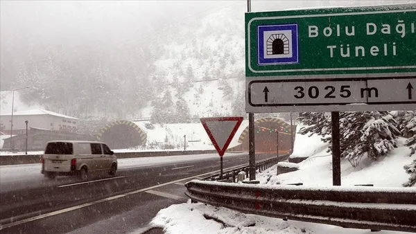1642623855930.jpg Kar kalınlığı 50 santimetre! TIR'lar yan döndü askeri vinçler devrede! A Haber muhabirleri yoğun kar yağışının olduğu bölgelerden aktardı - 8