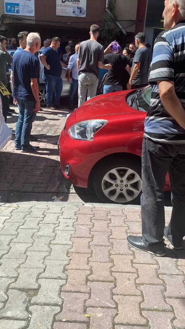 kagithanede-2-cocuk-annesinin-kahreden-olumu-cam-silerken-dustu-kocasinin-son-bakisi-bogazlari-dugumledi-kizin-1659966652926.jpg Kağıthane’de 2 çocuk annesinin kahreden ölümü! Cam silerken düştü, kocasının son bakışı boğazları düğümledi, kızının feryadı yürek yaktı - 4