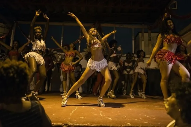 Dünyanın en tanınmış karnavalı Brezilya’da başladı