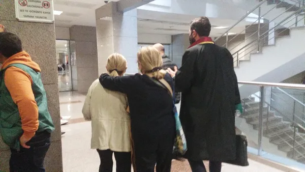 Taksim'de başörtülü kızlara ağır hakaret eden 78 yaşındaki Emel C. mahkemede geri adım attı - 1