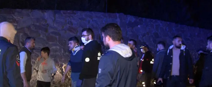 Arnavutköy’de feci kaza! Köpeğe çarpmamak için direksiyonu kırdı öndeki araca arkadan çarptı: 4 kişilik aile yaralandı - 5