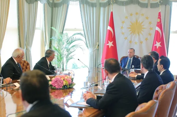 Son dakika: Başkan Recep Tayyip Erdoğan Beşiktaş Başkanı Ahmet Nur Çebi’yi kabul etti