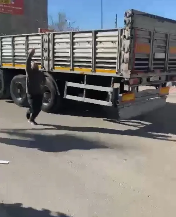 adanada-yol-ortasinda-vahset-tir-soforu-minibuscuyu-vurdu-1672734458513.jpg Adana’da yol ortasında vahşet! TIR şoförü minibüsçüyü vurdu - 3