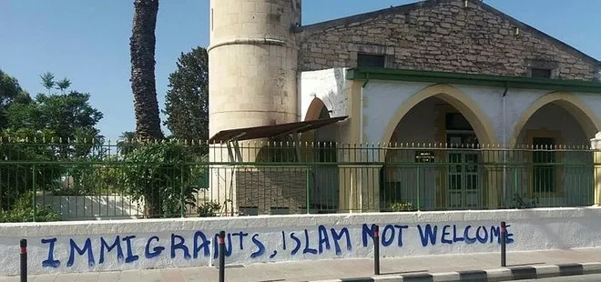 Güney Kıbrıs’ta camilere yönelik provokasyonlar devam ediyor! Türkiye karşıtı Yunanca bu sözleri yazdılar...