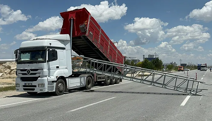 1716984042249.jpg Konya'da bir garip kazada can kaybı! TIR'ın dorsesi EDS'yi minibüsün üzerine düşürdü... - 1
