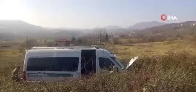 Freni boşalan minibüs ormana uçtu
