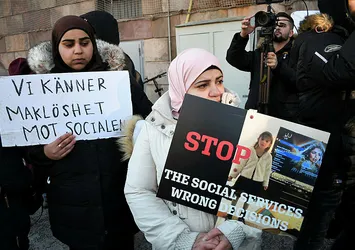 Müslüman çocuklar ailelerinden kopartılıp pedofili ailelere verildi! Çıplak fotoğrafları sosyal medyada yayınlandı! Sözde medeni Avrupa...