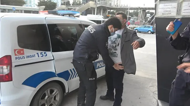 Metrobüste taciz şoku | Yolcular fark edip polise teslim etti! Telefondaki görüntüler şoke etti - 4