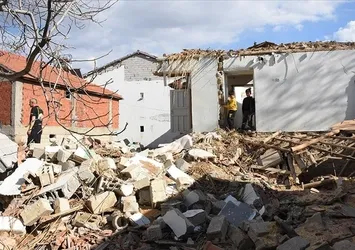 Asrın felaketinin ardından dehşete düşüren görüntü! Depremin vurduğu ev ikiye bölündü