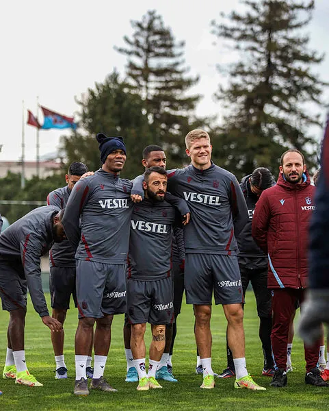 trabzonspor-1-gunluk-iznin-ardindan-karagumruk-maci-icin-topbasi-yapti-1649803627815.jpg Trabzonspor 1 günlük iznin ardından Fatih Karagümrük maçı için topbaşı yaptı - 2