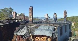 Evin çatısında çıkan yangın söndürüldü