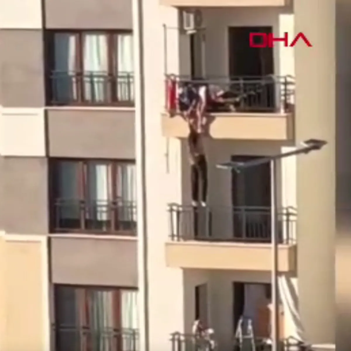Balkondan atladı, demirlerde asılı kaldı! Kurtarılma anları kamerada