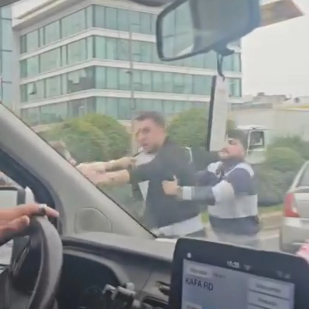 Ümraniye'de yol verme kavgasında yumruklar konuştu: O anlar kamerada