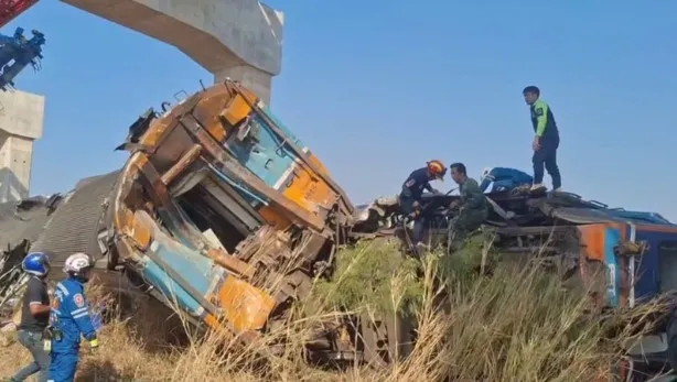 taylandda-vinc-faciasi-hareket-eden-trenin-uzerine-devrildi-1768367552896.jpg Tayland (Thaiger aracılığıyla)