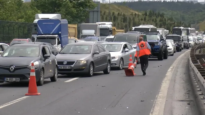 istanbulda-zincirleme-kaza-3-arac-birbirine-girdi-trafik-kilitlendi-1716111126861.jpg İstanbul'da zincirleme kaza! 3 araç birbirine girdi trafik kilitlendi - 1