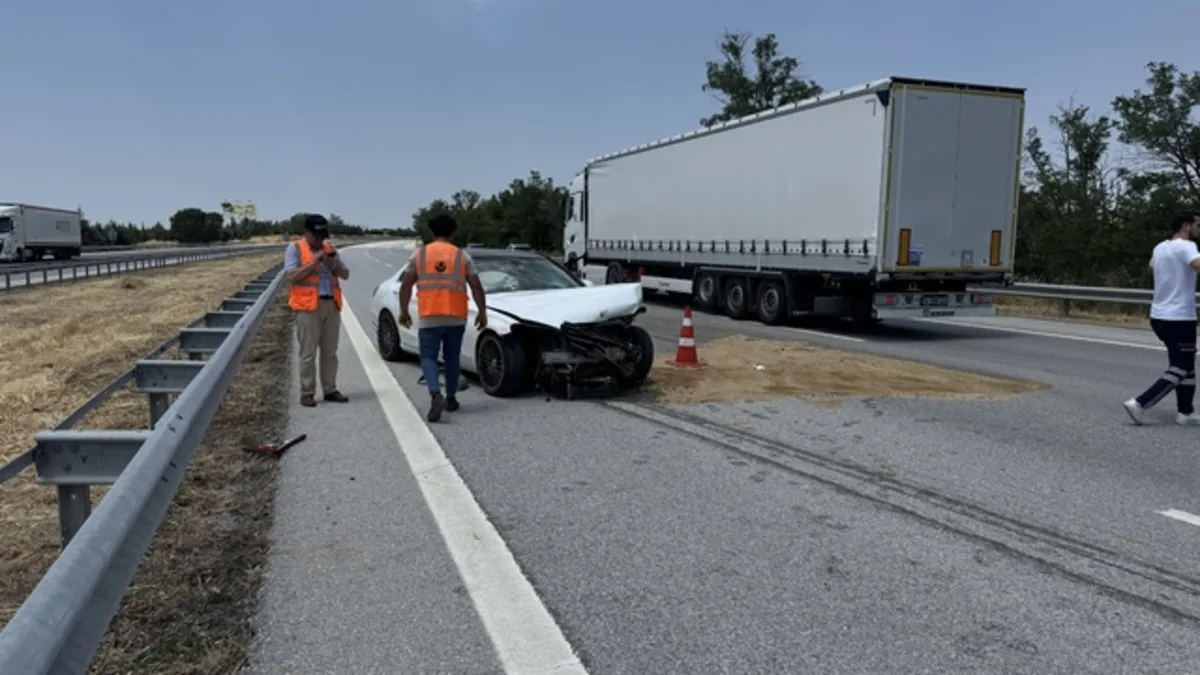Edirne'de otomobil ile SUV araç çarpıştı, 2 kişi yaralandı