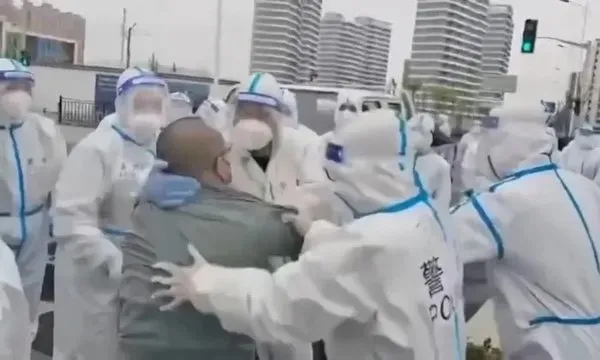 Çin’de halk kahramanları masalı kabusa döndü! Koronavirüs çalışanları eziyet oldu