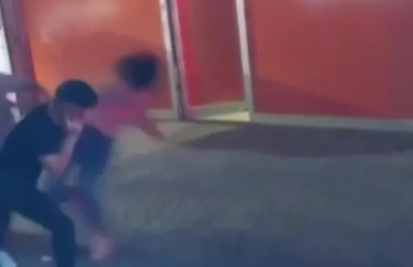 1690359861450.jpeg Eşinin gittiği masaj salonunu bastı ortalığı birbirine kattı: İçeride bir sürü adam köpükleniyor - 2
