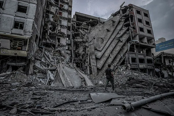 İsrail Gazze’deki Ulusal İslam Bankası’nı vurdu