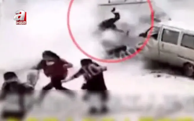 Koronavirüs salgının ortaya çıktığı Vuhan’da akılalmaz görüntüler! Yol havaya uçtu