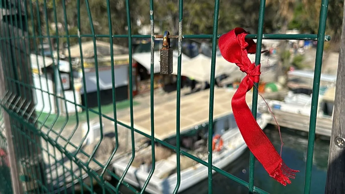 NASA paylaştı! Köprünün çitleri dilek eşyalarıyla doldu