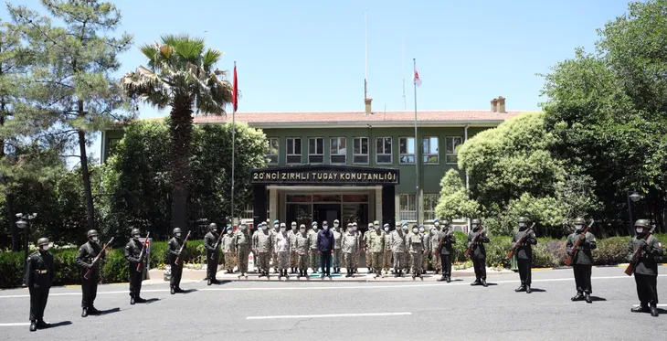 Son dakika: Milli Savunma Bakanı Akar sınır hattındaki birlikleri denetledi