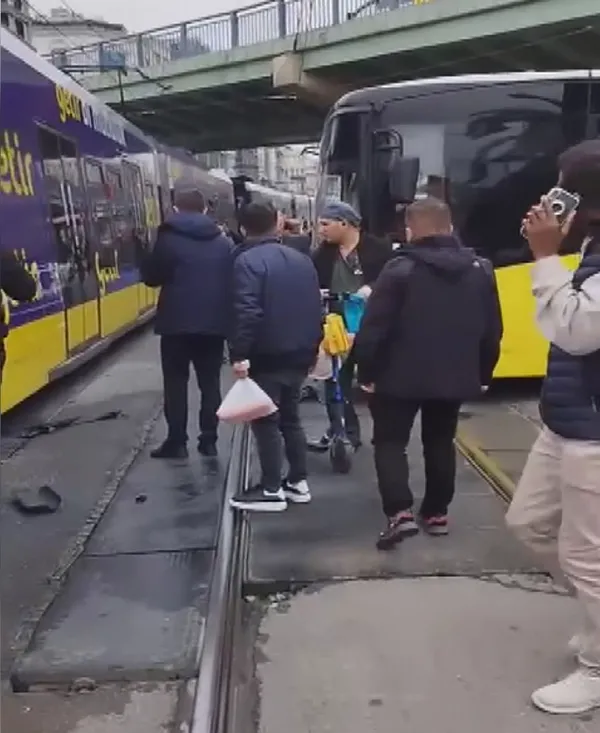 1680617258457.jpg Aksaray'da İETT otobüsü tramvaya çarptı! Seferler aksadı - 1