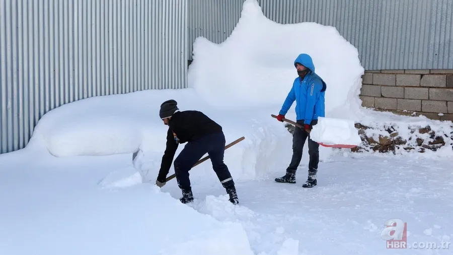 Muş’ta bir köy kara esir oldu! Herkes elinde kürekle geziyor: 100 metre Bolu tüneli gibi tünel açtık 13