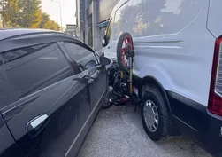 Bursa'da feci kaza! Motosiklet iki araç arasında ezildi