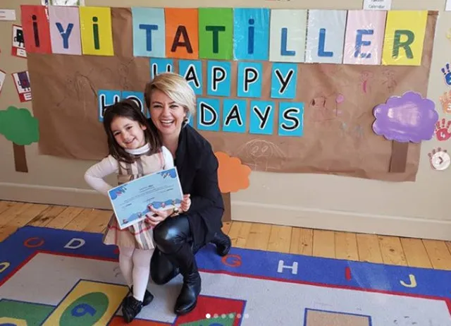 Esra Erol karne heyecanına ortak oldu! Çocuklarını yalnız bırakmadılar (Ünlü isimlerin karne paylaşımları)