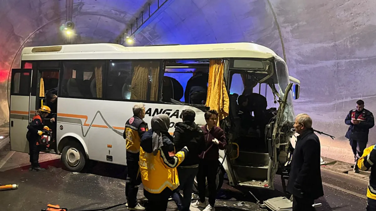 Sivas'ta midibüs ve TIR çarpıştı: 14 yaralı