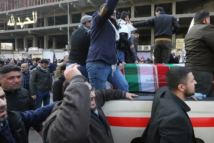 Süleymani’nin cenazesinden kareler! Meydanları inleten slogan