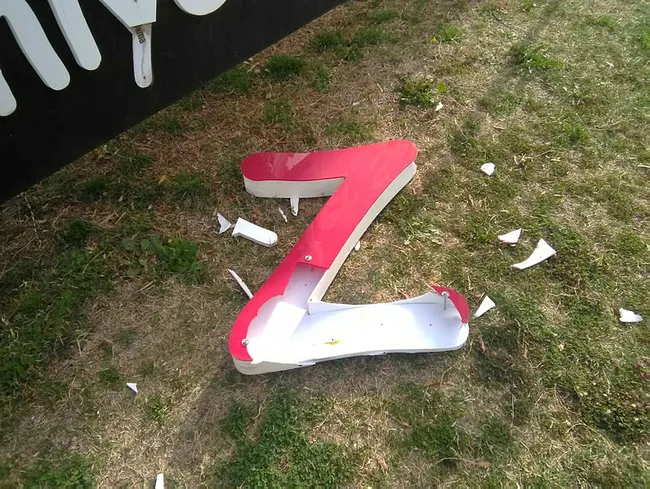Kozan’da kimliği belirsiz kişiler parklara zarar verdi - 1