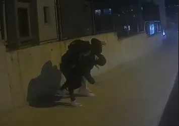 Erkek arkadaşını sokak ortasında dövdü